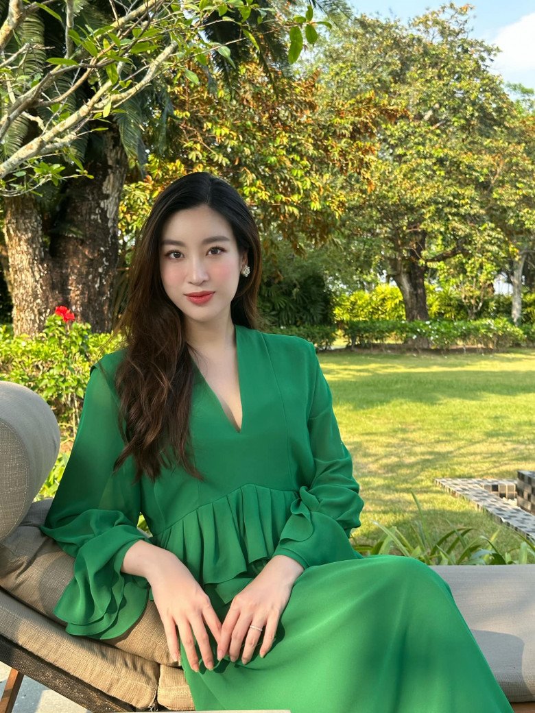 Hoa hậu Đỗ Mỹ Linh thường xuyên chia sẻ hình ảnh uống trà xanh trên mạng xã hội và tiết lộ đây là thức uống yêu thích của mình.