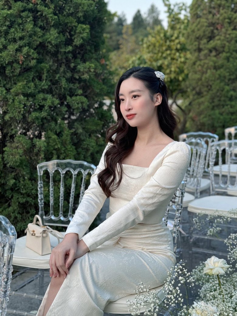 Bản thân nàng hậu tìm hiểu giá trị của lá trà xanh với sức khỏe và sắc đẹp. Có thời gian Hoa hậu Việt Nam này còn trở thành đại sứ quảng bá hình ảnh thương hiệu trà xanh vì yêu thích của mình.