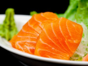Sức khỏe - Ăn sống cá hồi có dễ nhiễm ký sinh trùng? Chuyên gia tiết lộ cách ăn vừa ngon, bổ vừa an toàn