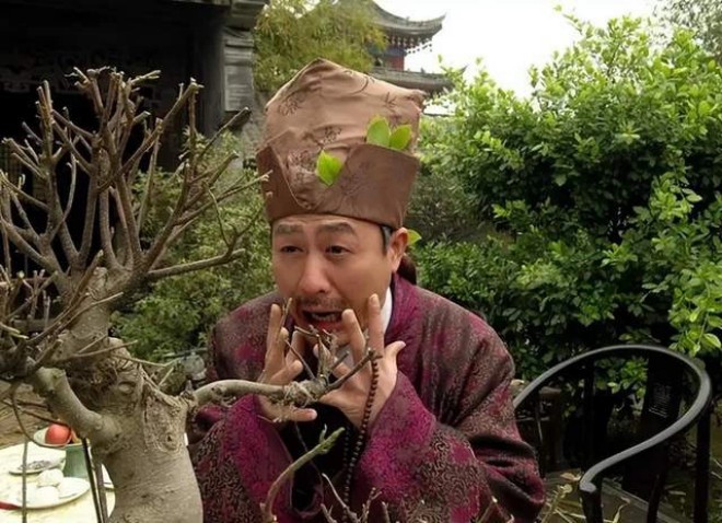Anh dùng tài năng của mình để gây chú ý. 