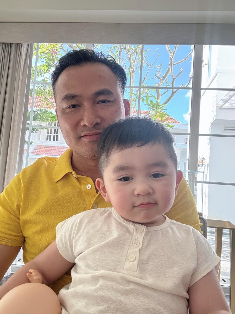 Gia Khang có vẻ ngoài nổi bật, mắt to tròn và 2 má bánh bao.