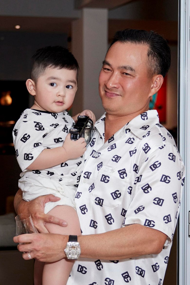 Bà xã Chi Bảo tự hào vì quý tử trông giống bố.