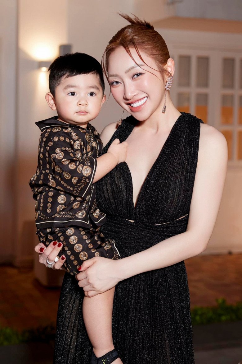 Càng lớn, con trai Chi Bảo càng trổ nét điển trai.