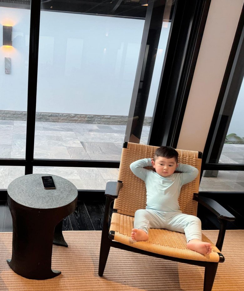 Bé Gia Khang khiến dân tình bật cười khi lộ dáng vẻ hệt ông cụ non.