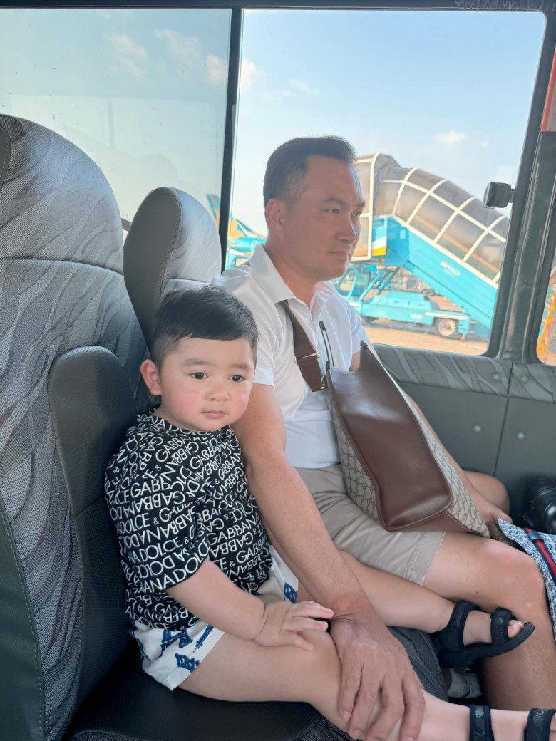 Vợ chồng Chi Bảo đưa con trai đi du xuân.