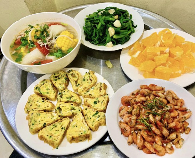 Bữa ăn giản dị cùng: Tôm đồng rang, trứng cuộn chiên, rau bí xào, canh củ thập cẩm. (Ảnh: Mai Loan).
