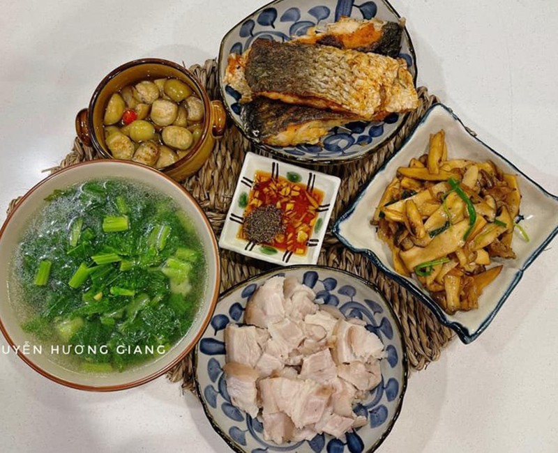 Thịt luộc, cá rán, canh rau cải, nấm xào, cà muối. (Ảnh: Hương Giang).
