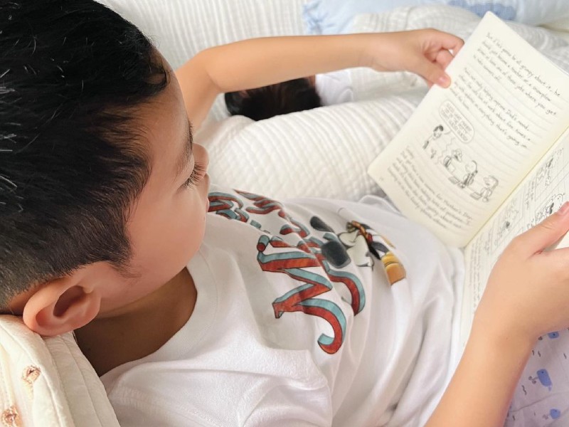 Trước đó, Tăng Thanh Hà từng đăng tải khoảnh khắc con trai đầu lòng đang ngồi đọc sách. Cô cảm thán vì quý tử hay chạy nhảy ngày nào giờ lại ngồi yên tĩnh, nghiêm túc đọc sách khiến cô cảm thấy con lớn quá nhanh.
