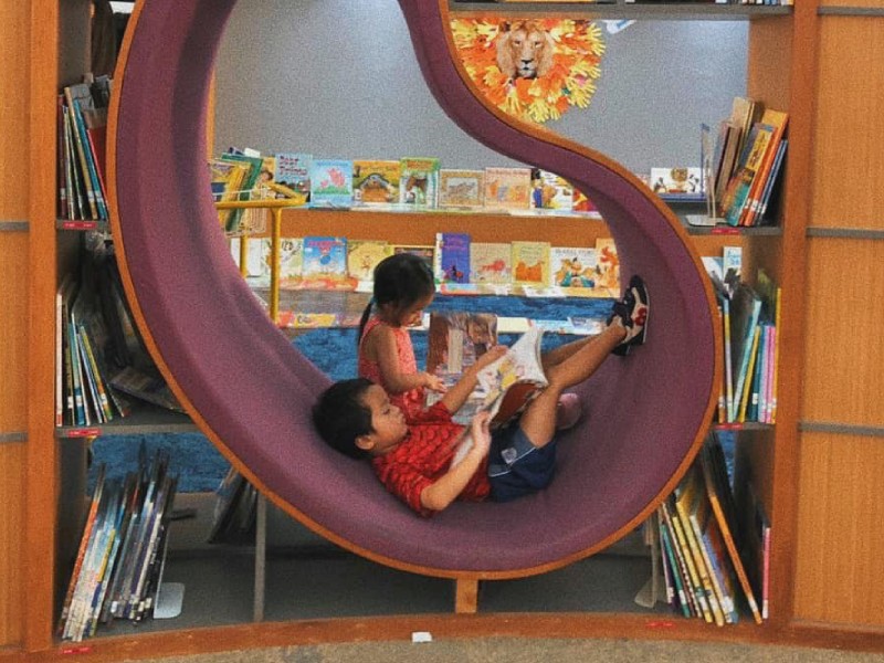 Ngoài ra, 2 con lớn của Tăng Thanh Hà là Richard (8 tuổi) và Louis (6 tuổi) cũng có sở thích đọc sách. Cô chia sẻ 2 con có thể ngồi hàng giờ để đọc đa dạng thể loại. Đặc biệt, Richard và Louis thành thạo đọc sách tiếng Việt lẫn tiếng Anh.
