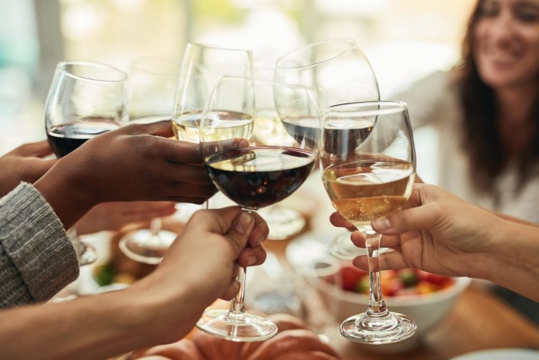 Uống rượu và ăn nhiều trước là 2 việc nên tránh trước khi quan hệ để không làm giảm khả năng cương cứng. (Ảnh minh họa)