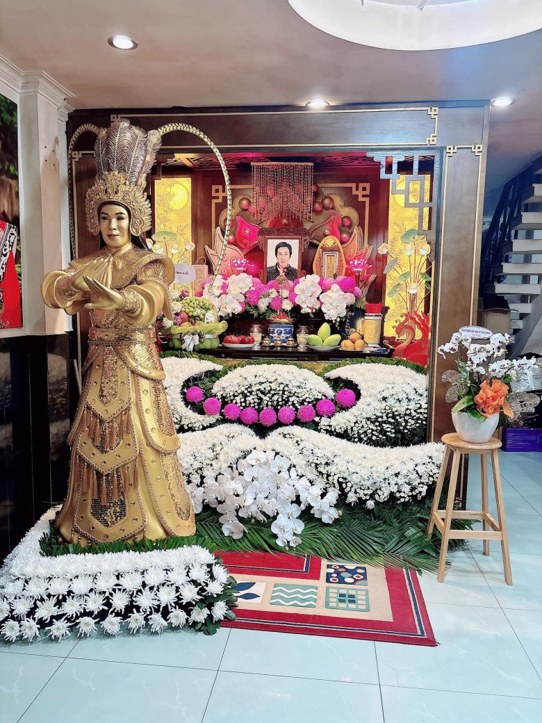 Nơi thờ cúng ông hoàng cải lương được bày trí chỉn chu.