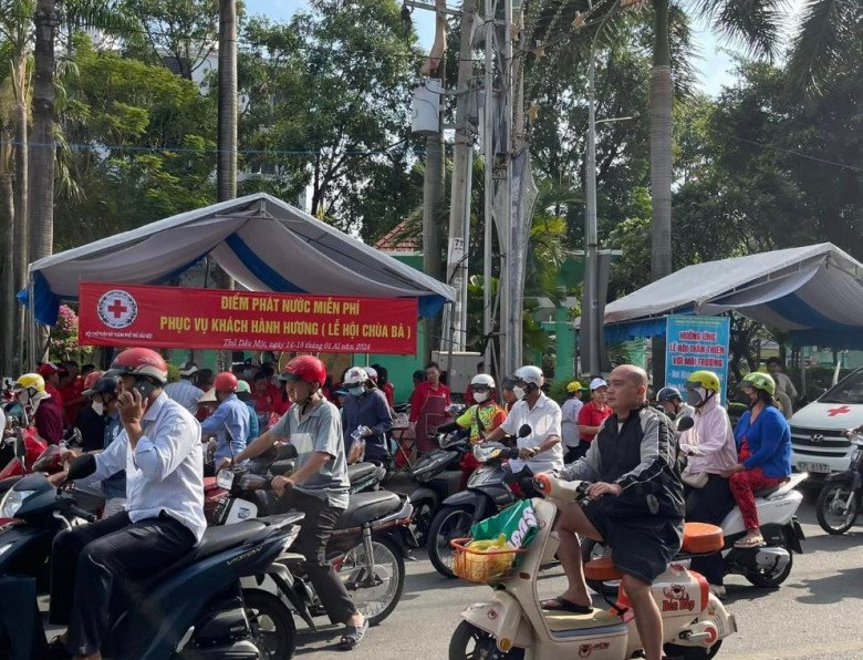 Nhiều dịch vụ được cung cấp miễn phí cho du khách. Điều này đã trở thành nét đặc sắc của lễ hội Chùa Bà Thiên Hậu trong nhiều năm qua.