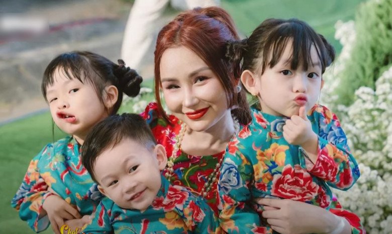 Chị Tiên bên 3 con đáng yêu.
