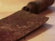 Tin tức - Người đàn ông mang con dao cũ kỹ trong bếp đi thẩm định, chuyên gia choáng váng khi nhìn dòng chữ bí ẩn