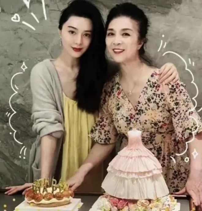 Phạm Băng Băng đăng ảnh chúc mừng sinh nhật mẹ. Trông cả hai giống chị em hơn mẹ con. 