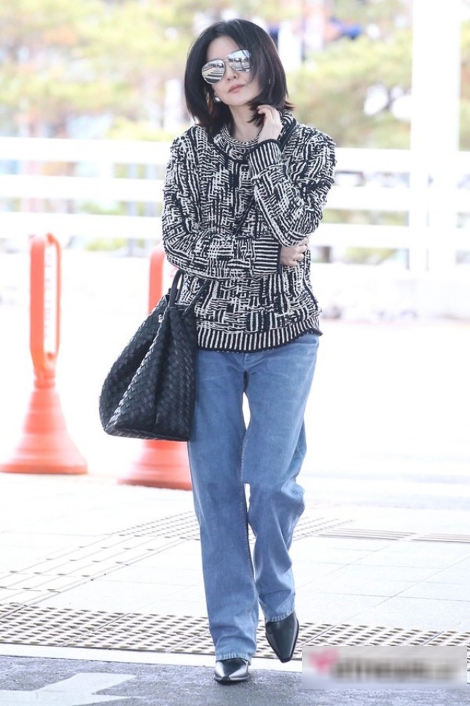 Lee Young Ae xuất hiện tại sân bay.