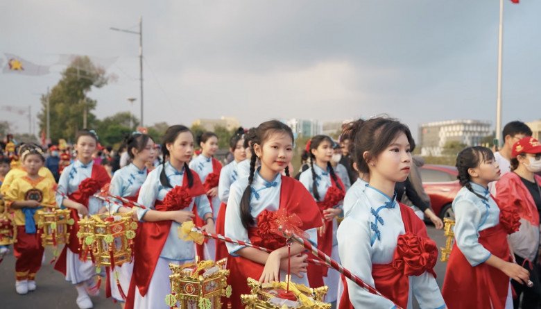 Dẫn đường sẽ là các đoàn lân sư rồng, nhiều bé gái trang điểm xinh đẹp hóa thân thành các vị thần tiên, tiên nữ gánh hoa,...  (Ảnh: Fanpage Lễ hội chùa Bà Bình Dương)