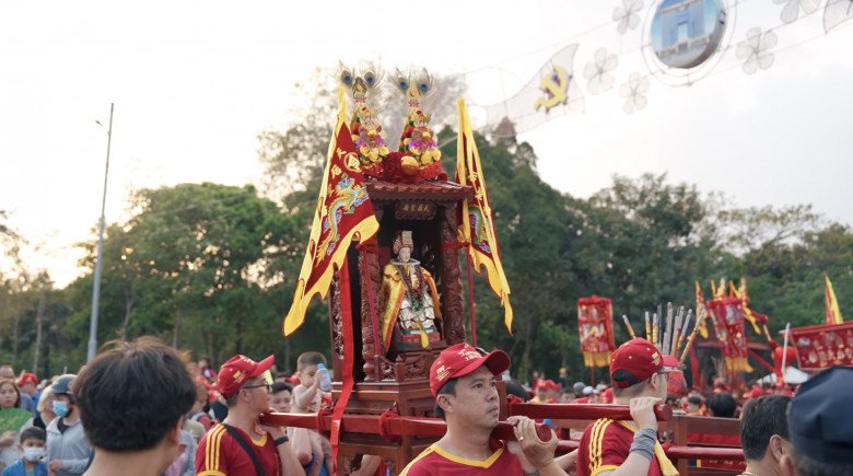 Kiệu bà Thiên Hậu sẽ được đưa ra khỏi chùa, đi diễu hành trong lễ hội. (Ảnh: Fanpage Lễ hội chùa Bà Bình Dương)