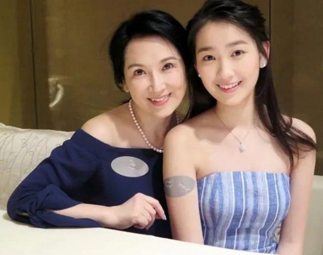 Cung Từ Ân bên con gái.