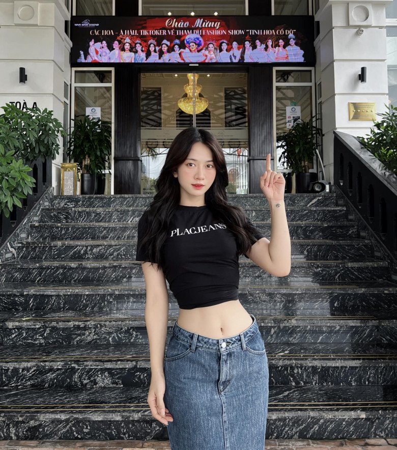 Sau khi giảm cân Lê Bống sở hữu tỷ lệ cơ thể đáng mơ ước. Cô từng tiết lộ số đo 3 vòng lần lượt là: 86 - 59 - 93cm. Đây được xem là tỷ lệ hình thể ấn tượng, chuẩn đẹp đồng hồ cát.