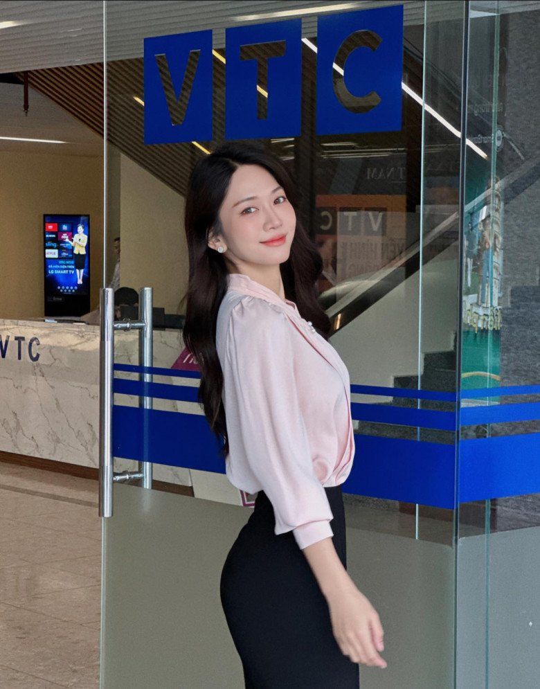 Xoay đủ 360 độ đều cho thấy vòng eo không 1 chút lộm cộm của người đẹp sinh năm 1995.