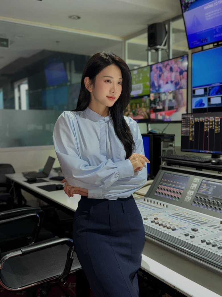 Phong cách đi làm của Lê Bống loanh quanh vài công thức cơ bản là áo sơ mi, áo blouse sơ vin chân váy, quần âu.