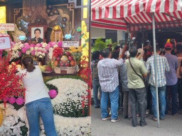 Giỗ đầu ông hoàng cải lương Vũ Linh: Bên trong thờ cúng hoành tráng, bên ngoài náo loạn, bị bao vây đông nghẹt