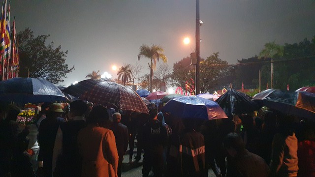 Khoảng 22h, ngoài trời bắt đầu mưa nặng hạt nhưng số lượng người dân đến lễ hội khai ấn ngày càng đông đúc.