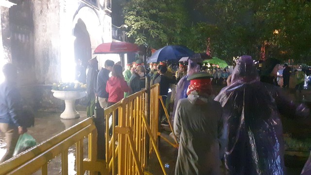 21h ngày 23/2 (tức ngày 14 Tết), theo ghi nhận của phóng viên Gia đình và Xã hội, lực lượng an ninh thắt chặt các lối ra vào khu di tích để chuẩn bị khai ấn.