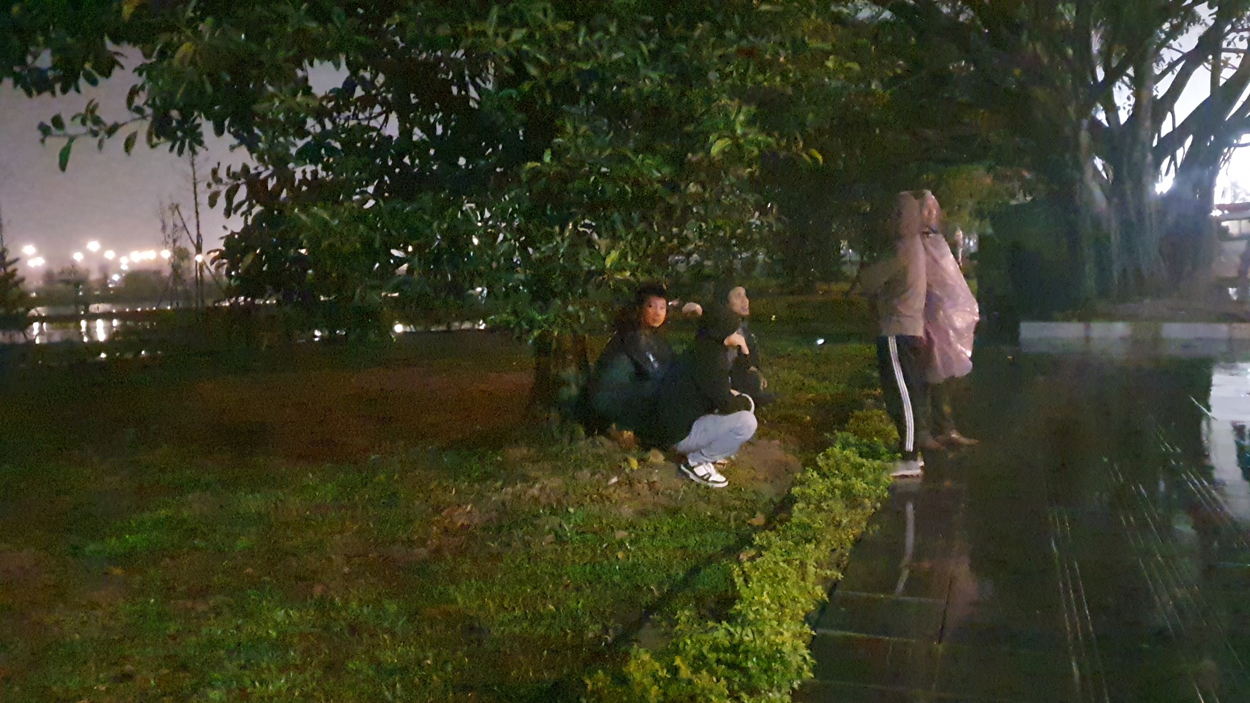 Người dân đội mưa xuyên đêm để chờ giờ khai ấn đền Trần - 8