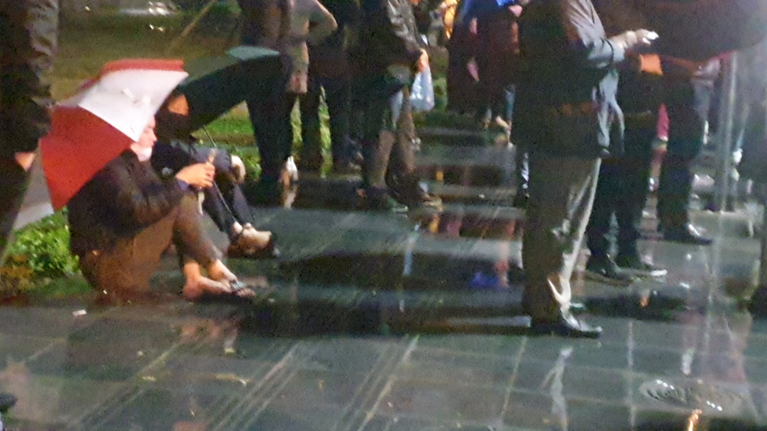 Người dân đội mưa xuyên đêm để chờ giờ khai ấn đền Trần - 10