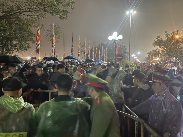 Biển đứng chờ ở ngoài cổng đền Trần.