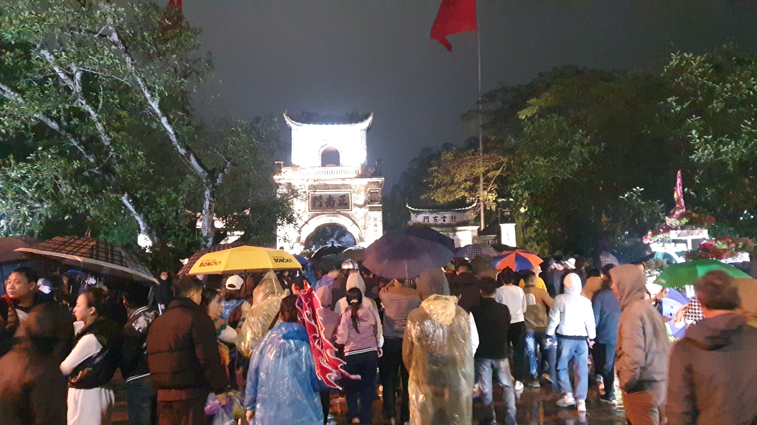 00h10 ngày 24/2, sau khi làm lễ khai ấn xong, Ban tổ chức mở cửa hàng nghìn người chen chúc vào thắp hương, xin ấn.