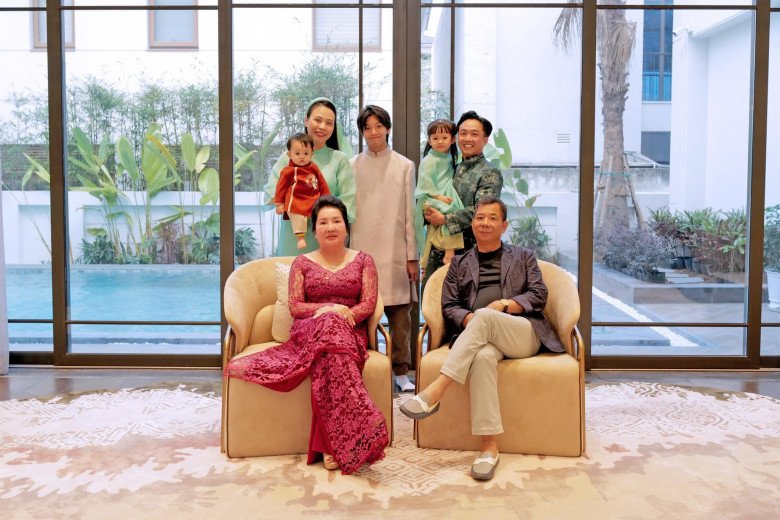 Gia đình Cường Đô La chụp ảnh chung trong dịp Tết 2024.