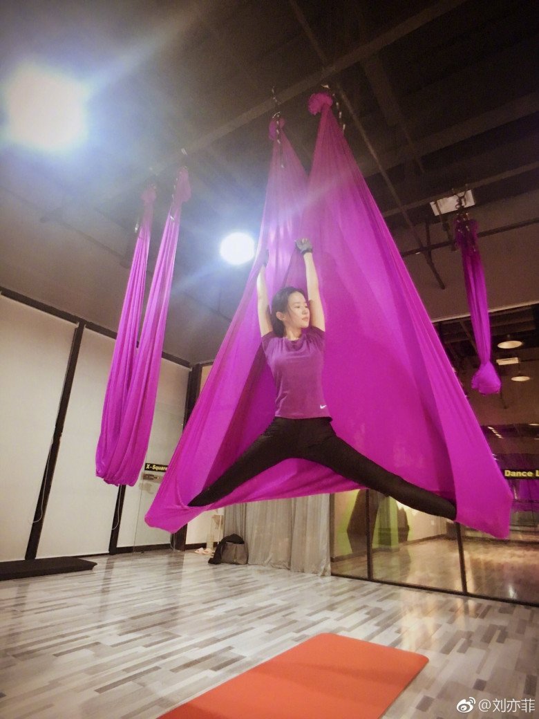 Lưu Diệc Phi yêu thích tập yoga bay đều đặn.