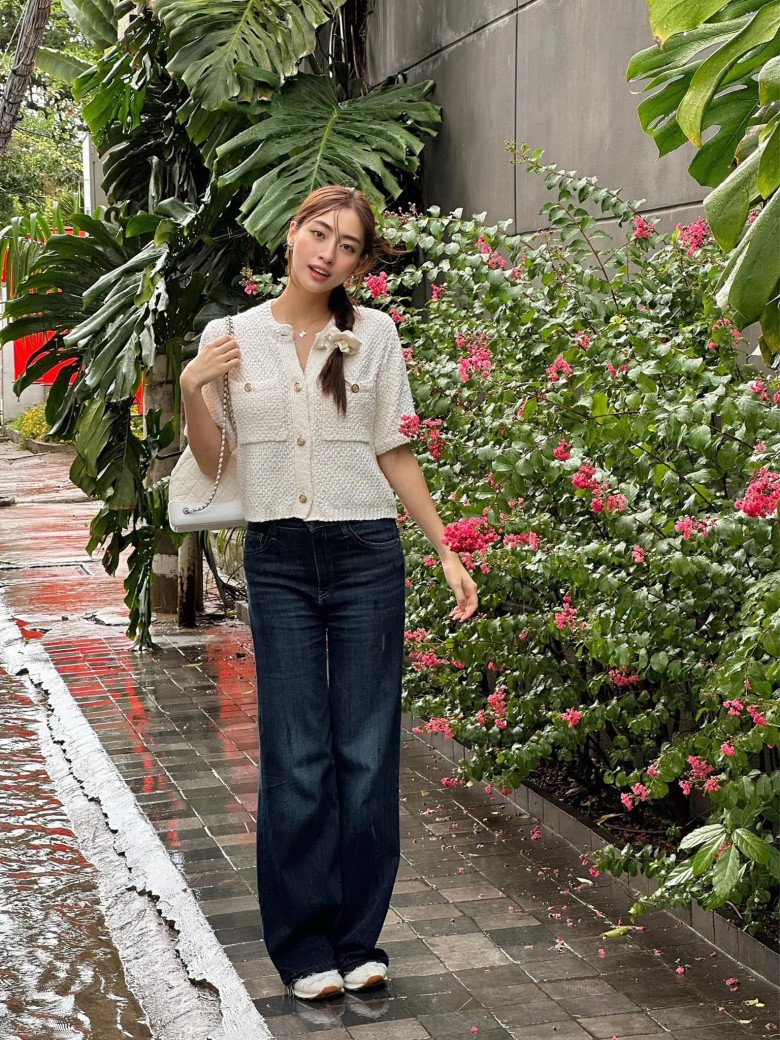 Trong các chuyến du lịch hay từ thiện gần đây, Lương Thùy Linh đặc biệt thích lối phối áo cài cúc và quần jeans ống rộng.