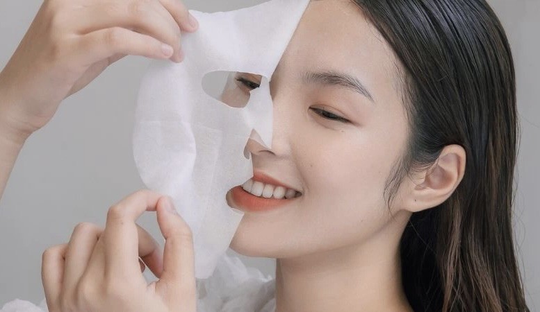 Tuy nhiên, việc làm dụng và đắp mặt nạ dưỡng ẩm quá thường xuyên sẽ khiến da của chị em không những không đẹp lên mà ngược lại còn phải đối mặt với những tình trạng không mong muốn như da dễ bắt nắng, da yếu, dễ kích ứng và ngứa rát hơn. Theo các chuyên gia da liễu, chỉ nên đắp mặt nạ với tần suất 2 - 3 lần/tuần để mặt nạ được phát huy tối đa tác dụng. 