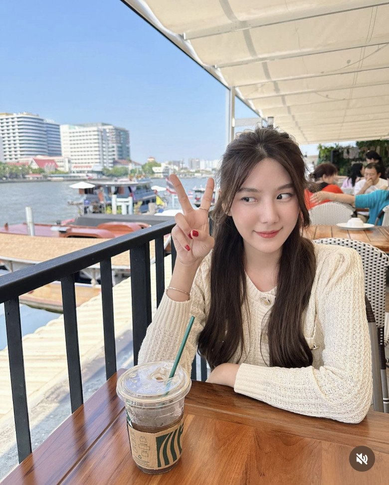 Vẻ đẹp trong trẻo và tinh khôi giúp cho Soraya Titawasira thêm rạng ngời hơn.