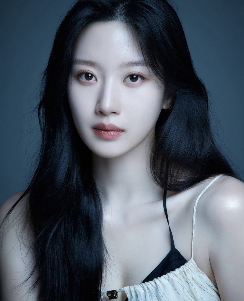 Với nhan sắc sắc sảo và mặn mà, nữ diễn viên được xếp vào hàng nữ diễn viên trẻ nổi bật của màn ảnh Hàn Quốc.