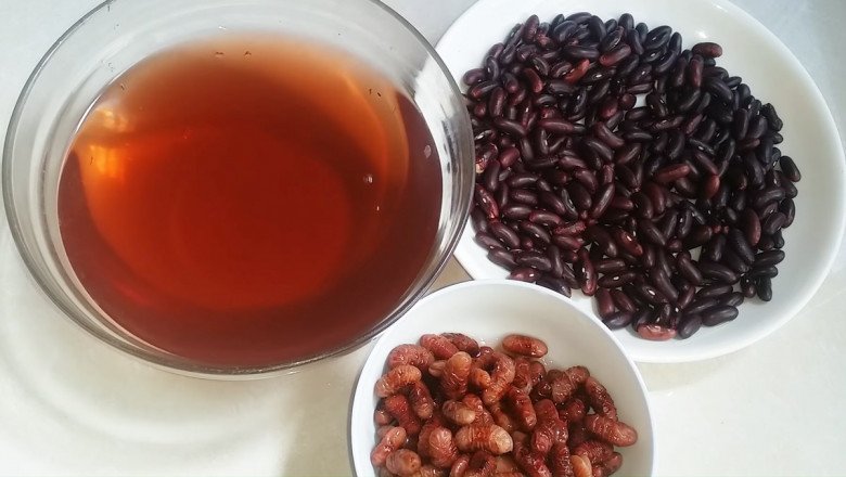 Nước đậu đỏ hay trà đậu đỏ được xem là loại thức uống bình dân, có thể dễ dàng tìm kiếm tại Việt Nam.