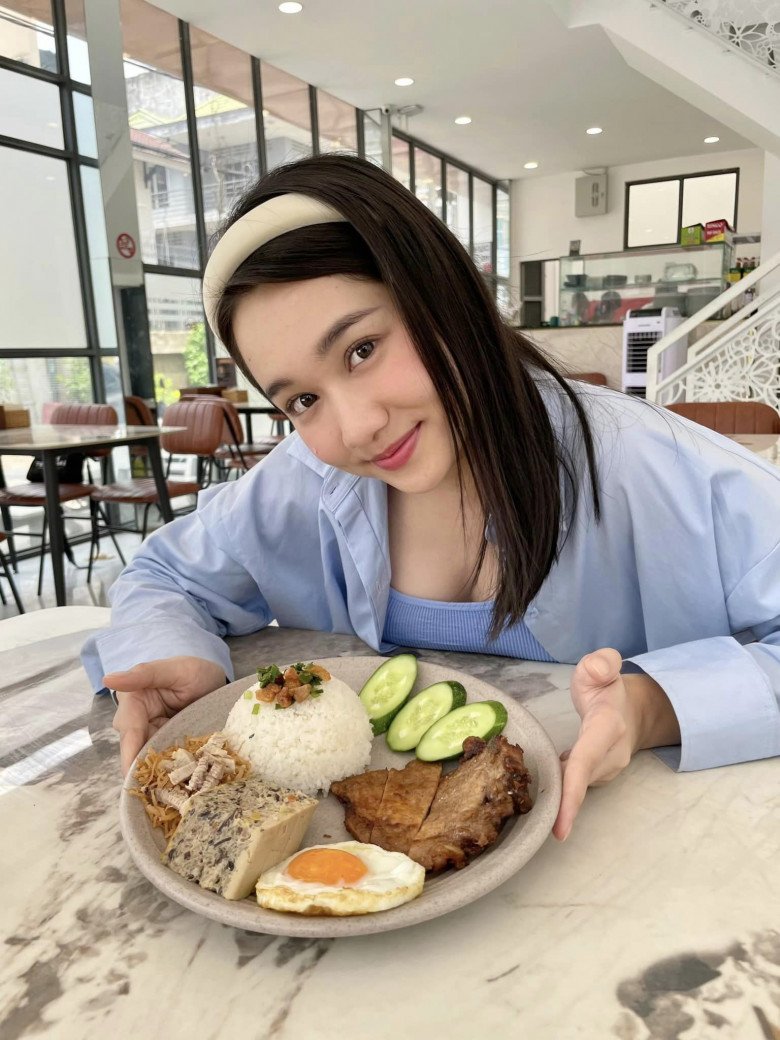 Người đẹp từng chia sẻ là bản thân phải vào khuôn khổ ăn uống và tập luyện nghiêm khắc.