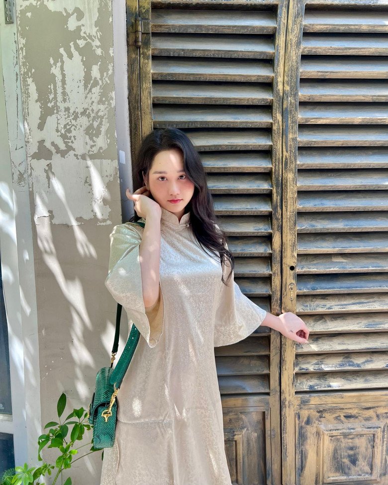 Hiểu được thể trạng, cô nàng giờ không ăn uống vô tội vạ như trước mà đã có điều chỉnh thích hợp hơn với menu nhiều trái cây tươi. Song song với đó, nữ diễn viên cũng năng nổ hoạt động thể dục thể thao để cải thiện hệ tiêu hoá và chứng thoái hoá khớp.