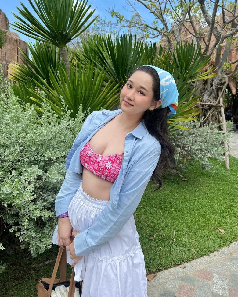 Mới đây, trên trang instagram của nữ diễn viên mới cập nhật hình ảnh mới. Theo đó, cô đang có chuyến du lịch nghỉ dưỡng. Người đẹp diện thiết kế thời trang xinh xắn khoe nhan sắc trong veo.