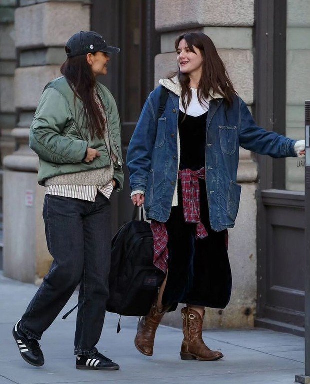 Vừa qua, Suri Cruise cùng mẹ Katie Holmes xuất hiện trên đường phố New York. Con gái Tom Cruise và vợ cũ Katie Holmes để mặt mộc, diện bộ đồ theo phong cách khá bụi, có phần xuề xòa hơn so với trước kia.