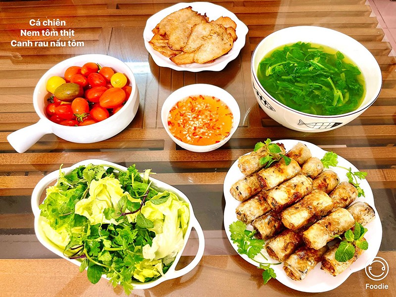 Một bữa ăn ngon cho ngày lạnh với nem rán, cá chiên, canh rau cải.
