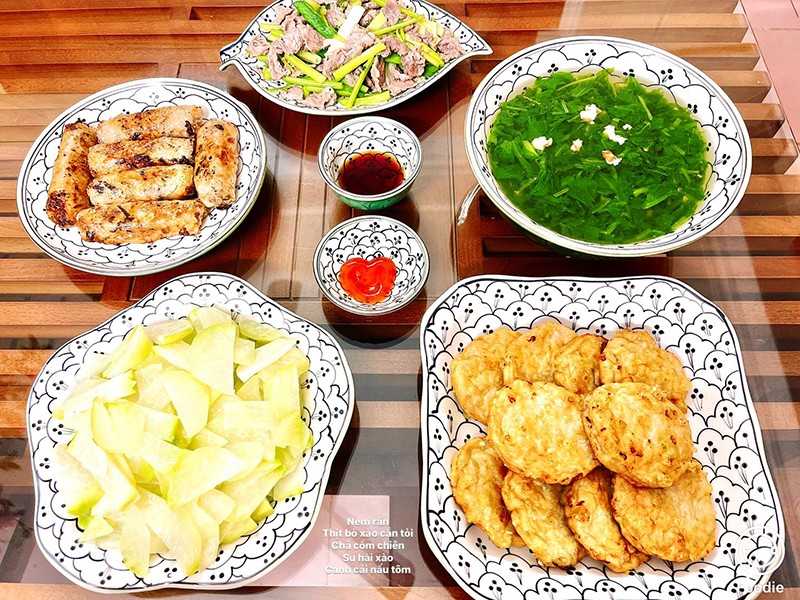 Nem rán, bò xào cần tỏi, chả cốm chiên, su hào xào, canh cải nấu tôm.
