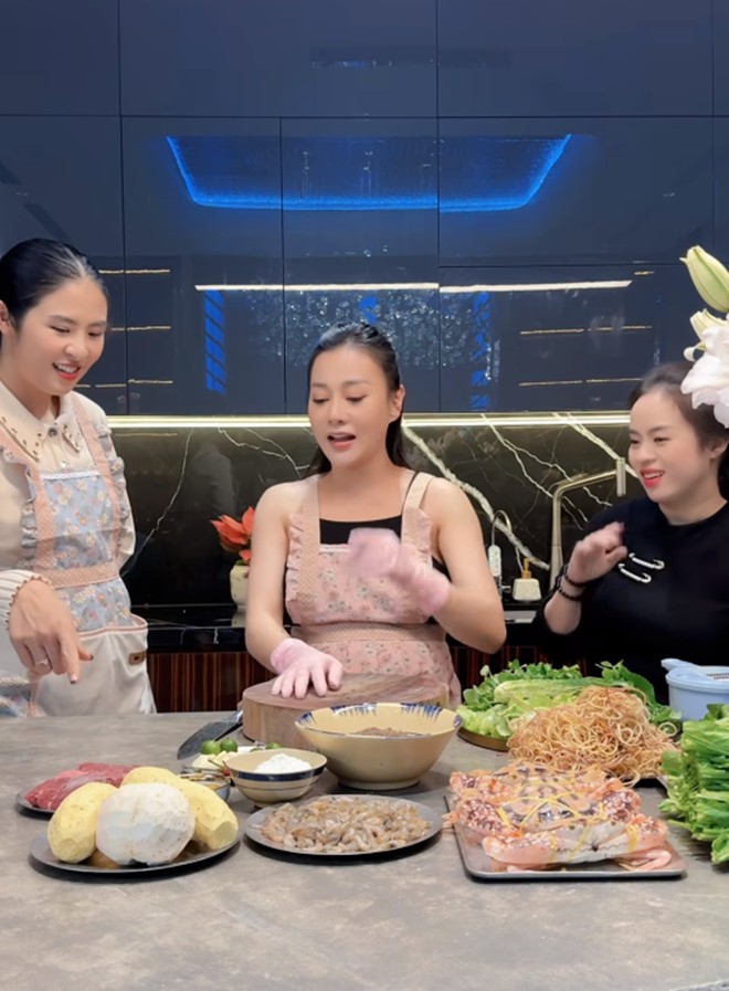 Hoa hậu Ngọc Hân trở thành học viên tới nhà Phương Oanh để học các bí kíp nấu nướng từ người bạn thân của mình.
