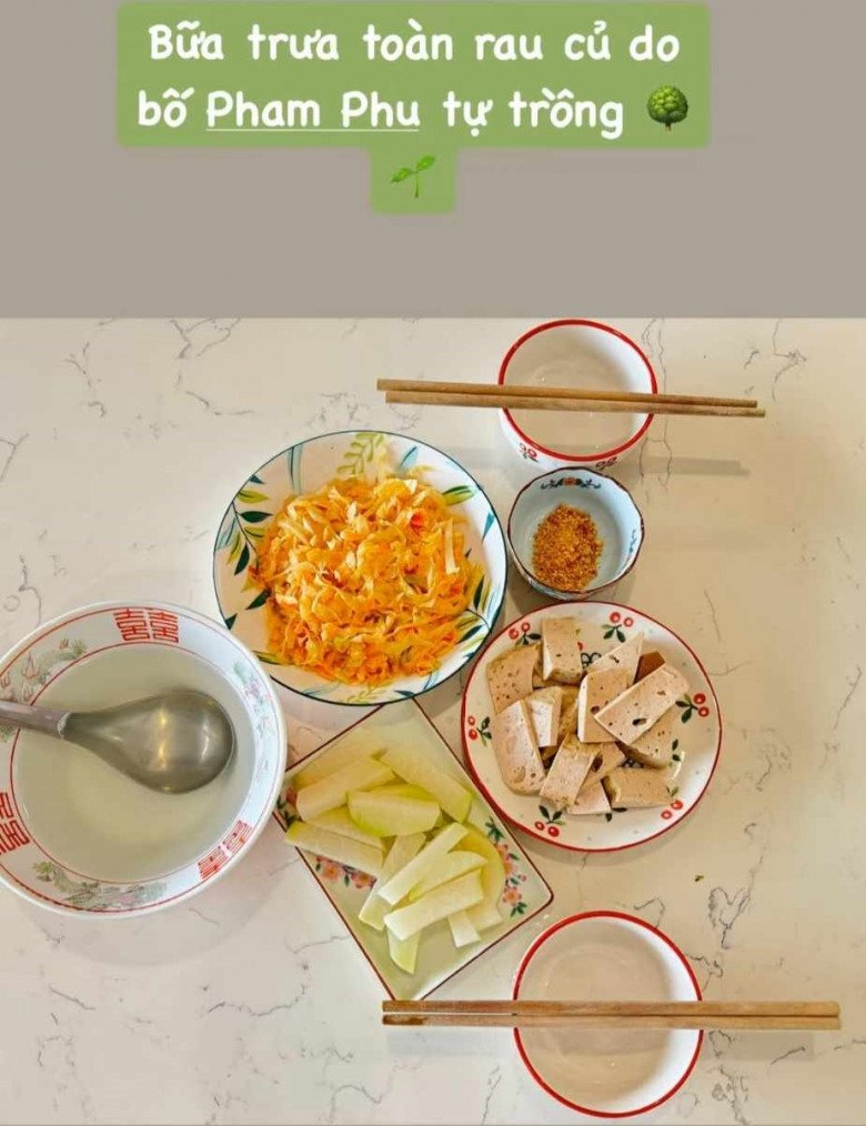 Người đẹp thích thú khoe: Bữa trưa toàn rau củ do bố Phạm Phú tự trồng. Có thể thấy, mâm cơm của Ngọc Hân toàn những món đơn giản nhưng vẫn rất ngon mắt.