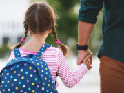 Yêu con - Bé gái mẫu giáo kể "bố em làm nghề giúp phụ nữ có thai" làm cô giáo hoảng hồn gọi phụ huynh