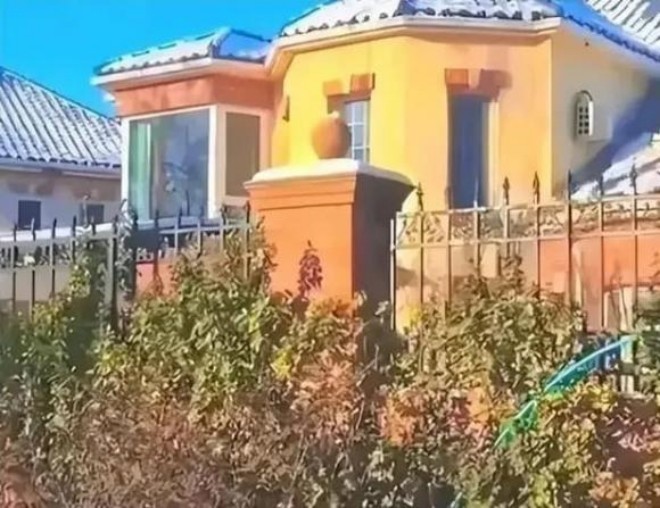 Biệt thự của cô có giá thị trường 340 tỷ đồng.